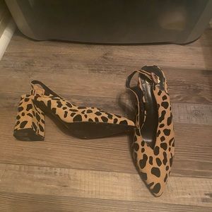 Gianni Bini Leopard closed toe pumps Size 9